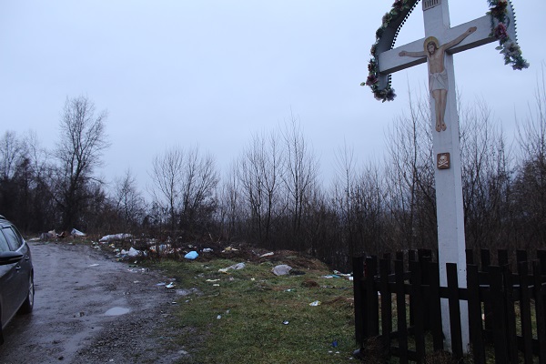 На Тячівщині узбіччя доріг перетворилися у смітники