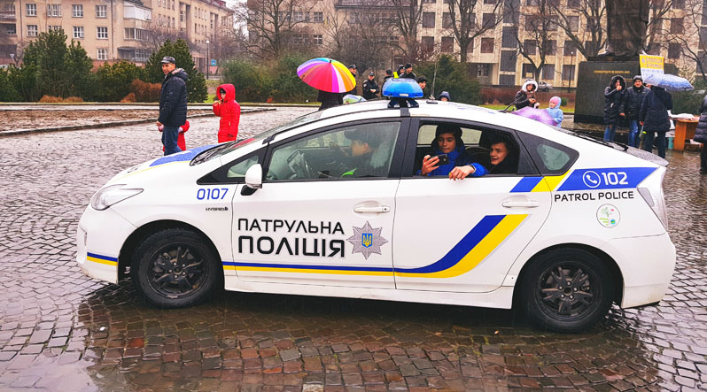 В Ужгороді дітям дозволили заволодіти поліцейськими машинами