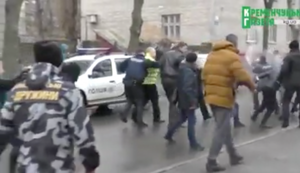 У Кременчуці відбувся перший жорсткий мордобій між поліцією Авакова і "дружинниками" Білецького. Відео, 18+
