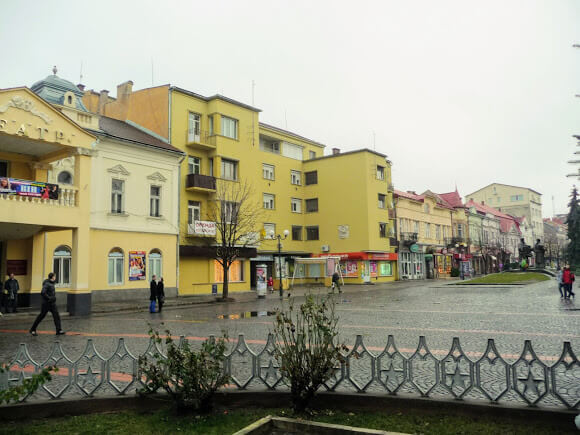 Площа Кирила і Мефодія в Мукачеві приваблює туристів