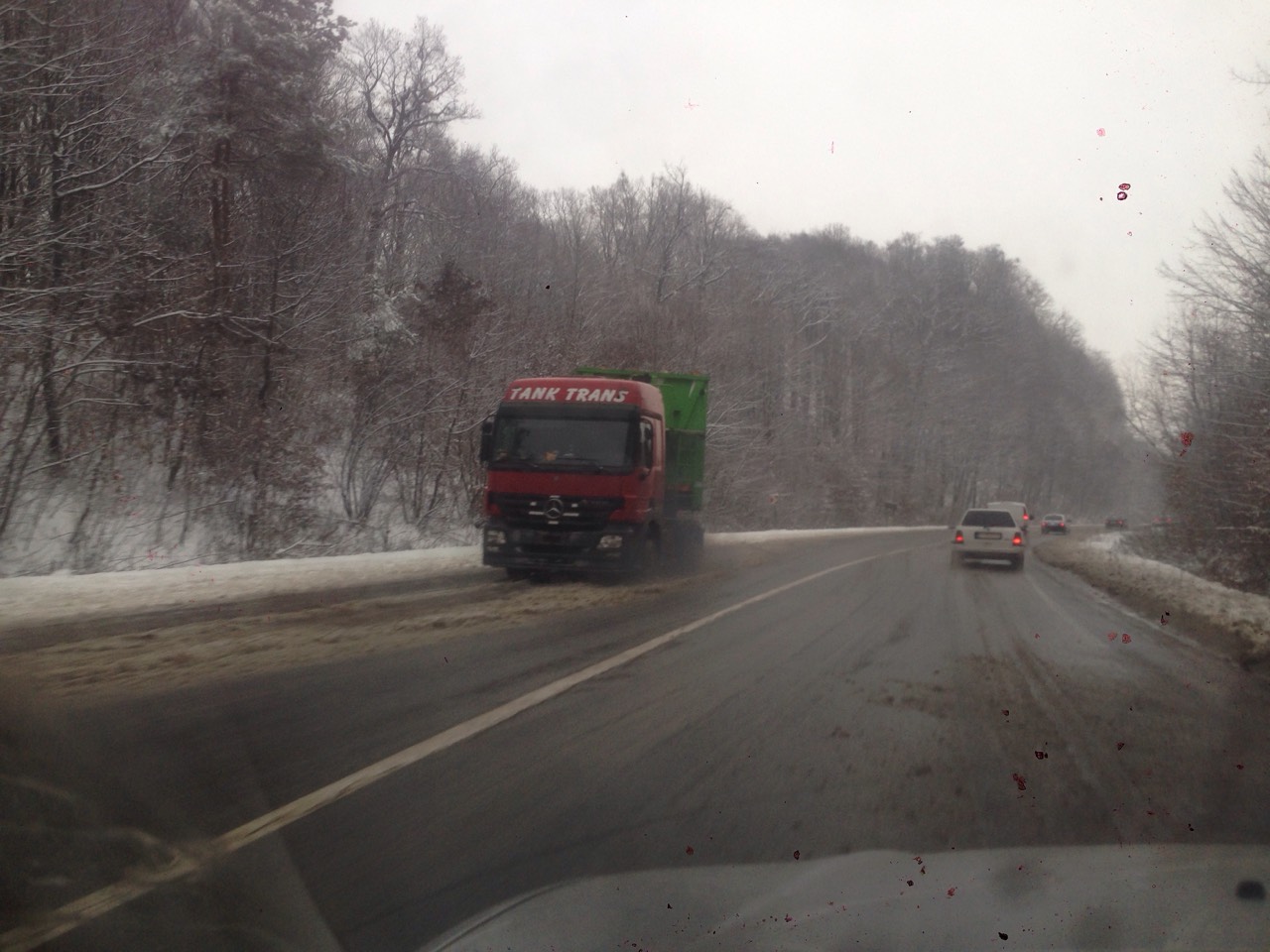 На Мукачівщині пречеп вантажівки занесло в кювет (ФОТО)