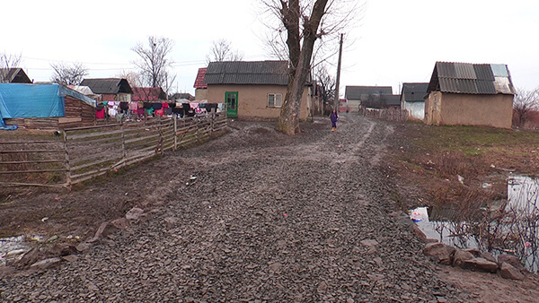 Роми села Чомонин самостіно ремонтують дороги (БЕЗ КОМЕНТАРІВ)