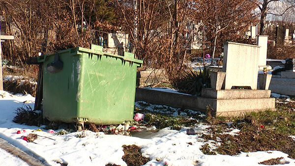 Міське кладовище у Мукачеві потопає у смітті (ВІДЕО)