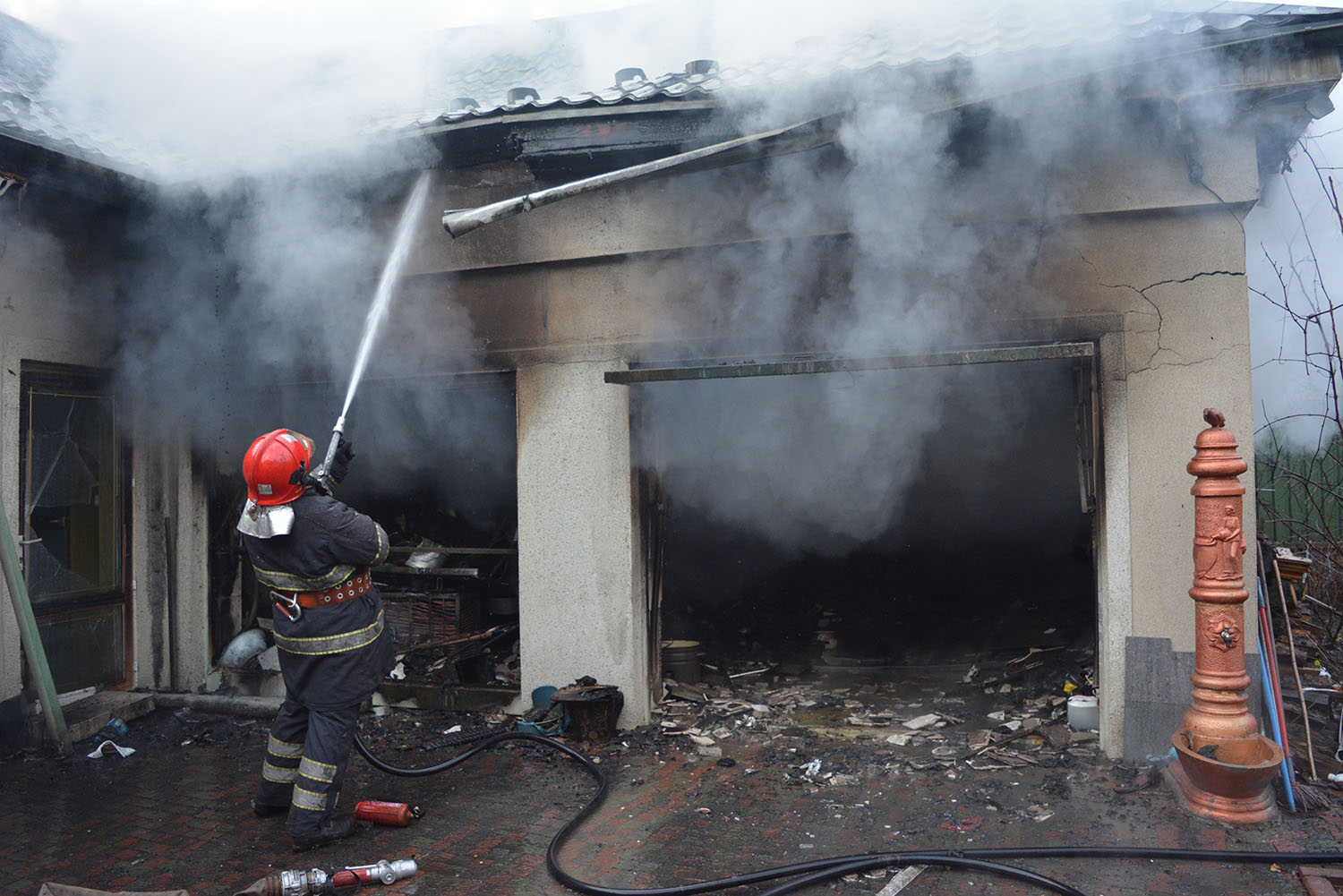 В Ужгороді вогнеборці ліквідували пожежу в гаражному приміщенні (Фото, Відео)