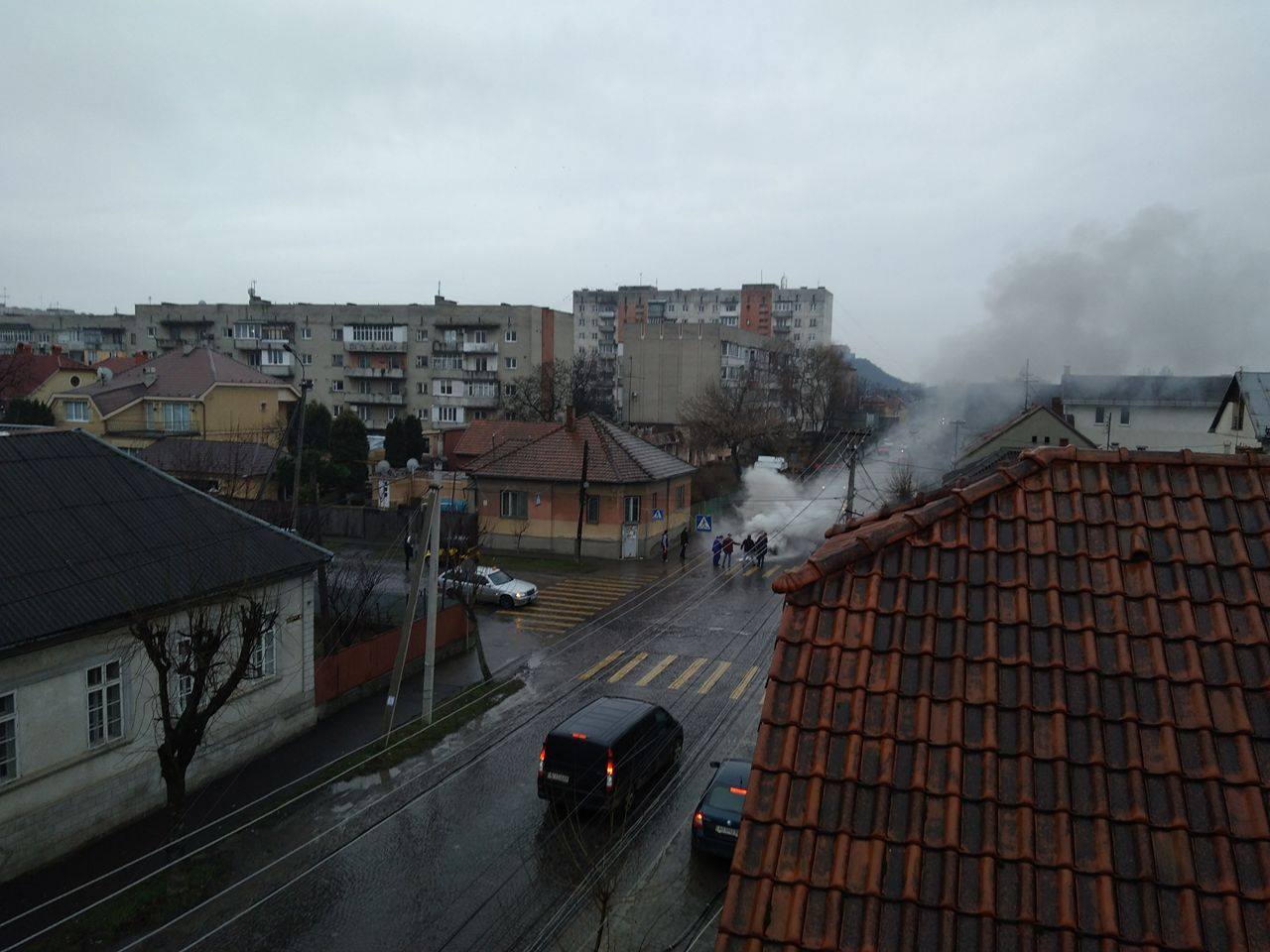 У Мукачеві на вулиці Ілони Зріні горить автівка (фото, відео)