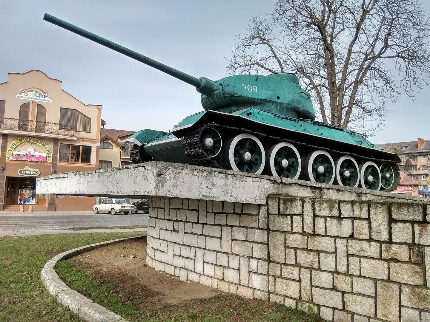 Історія "зеленого велетня" - таємничого "Танка Т-34" в Мукачеві (фоторепортаж)