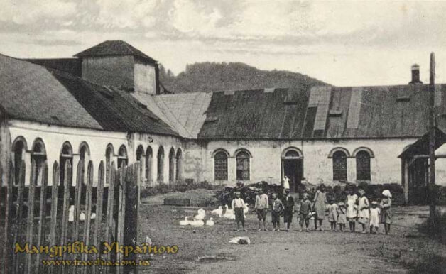 Протягом століть жителі села Довге на Іршавщині розбирали руїни і з них будували свої хати