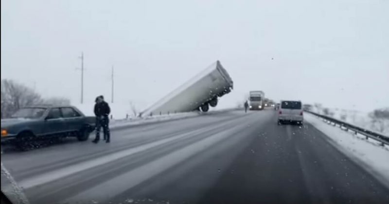 Вантажівка з тоннами заморожених котлет злетіла з траси Київ-Чоп (+ВІДЕО, ФОТО)