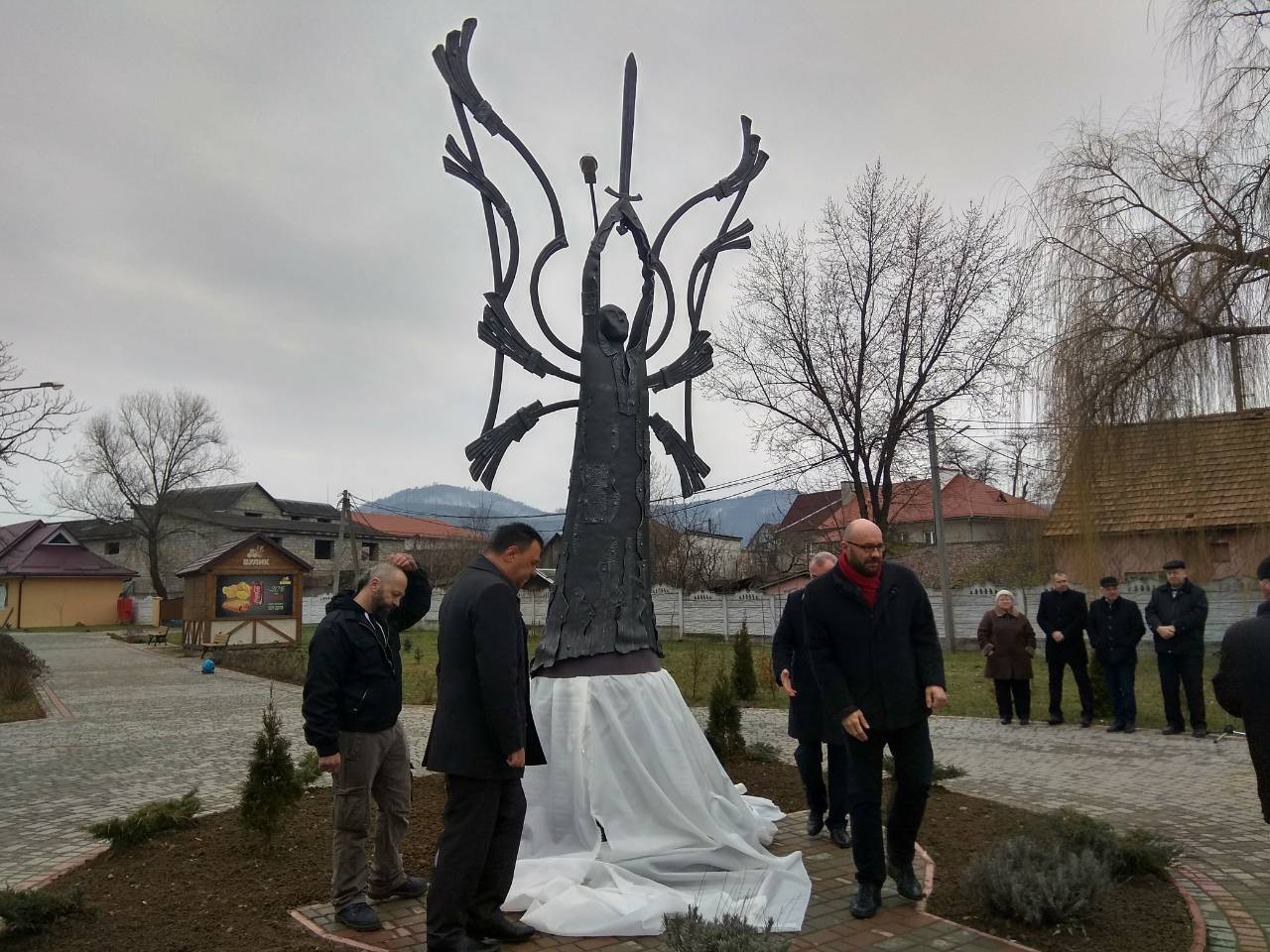 У рамках відзначення роковин Революції Гідності у Хусті відкрили пам'ятник Героям Небесної Сотні (фото)