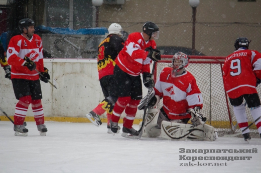 В Ужгороді відбулися перші матчі фінальної стадії Чемпіонату області з хокею (ФОТО)