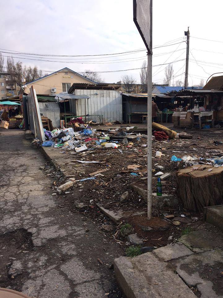 Ужгородський ринок потопає у смітті (фотофакт)