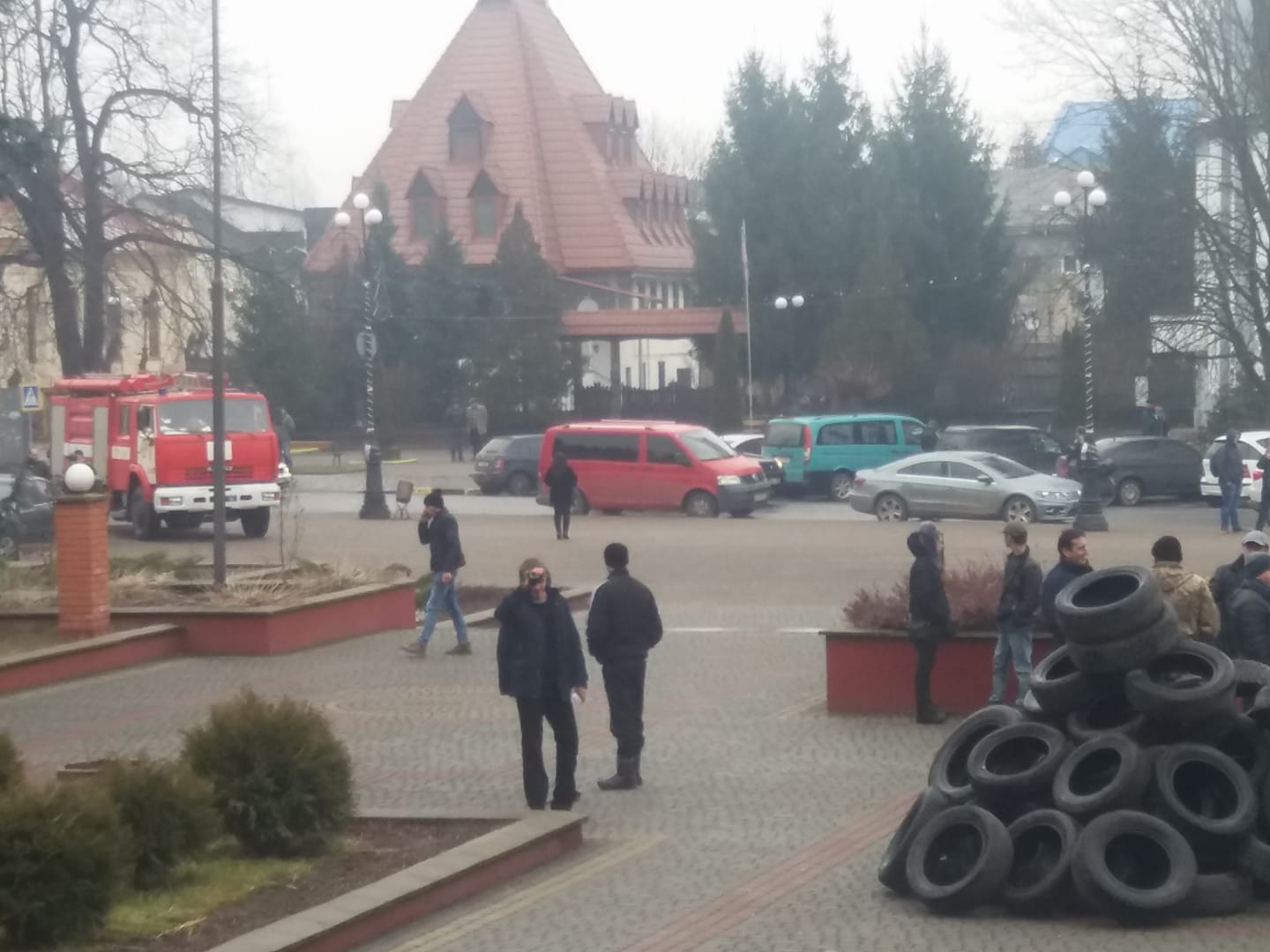 У Тячеві на площі перед будівлею РДА почали палити шини НАЖИВО (ВІДЕО)