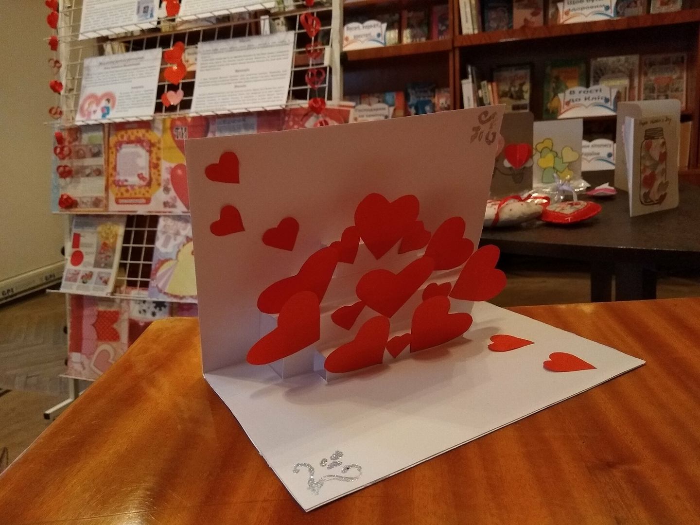 У Мукачівській міській дитячій бібліотеці імені О. Духновича дітей навчили створювати 3-D валентинки (фото)