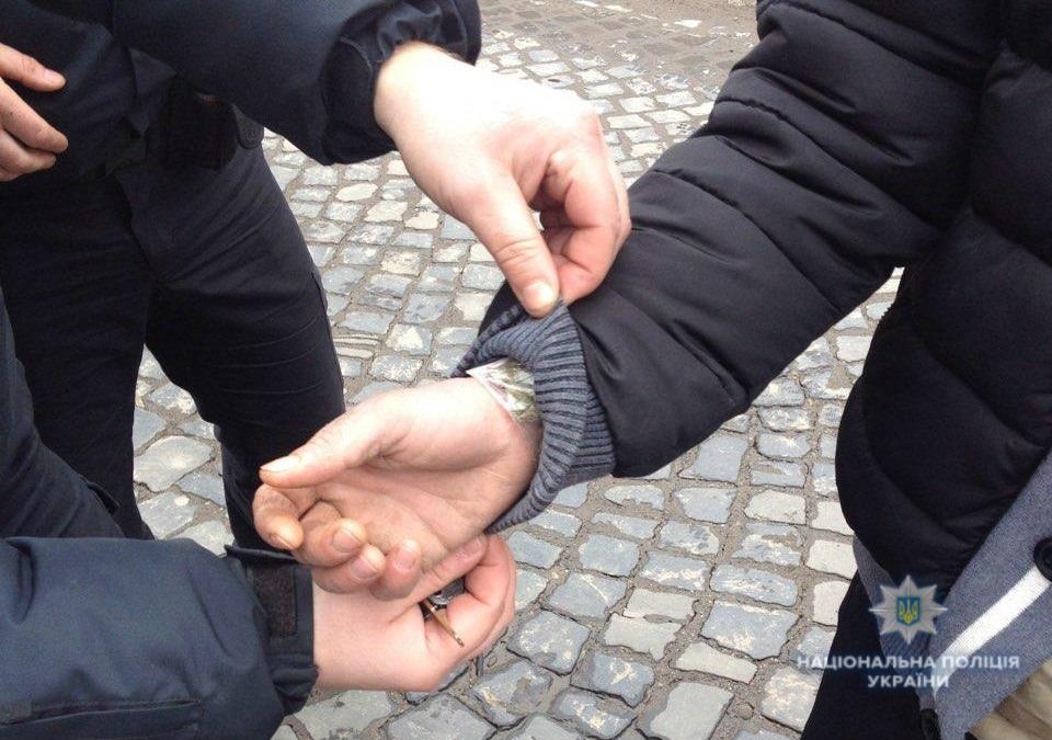Закарпатська поліція викрила двох краян на зберіганні наркотиків