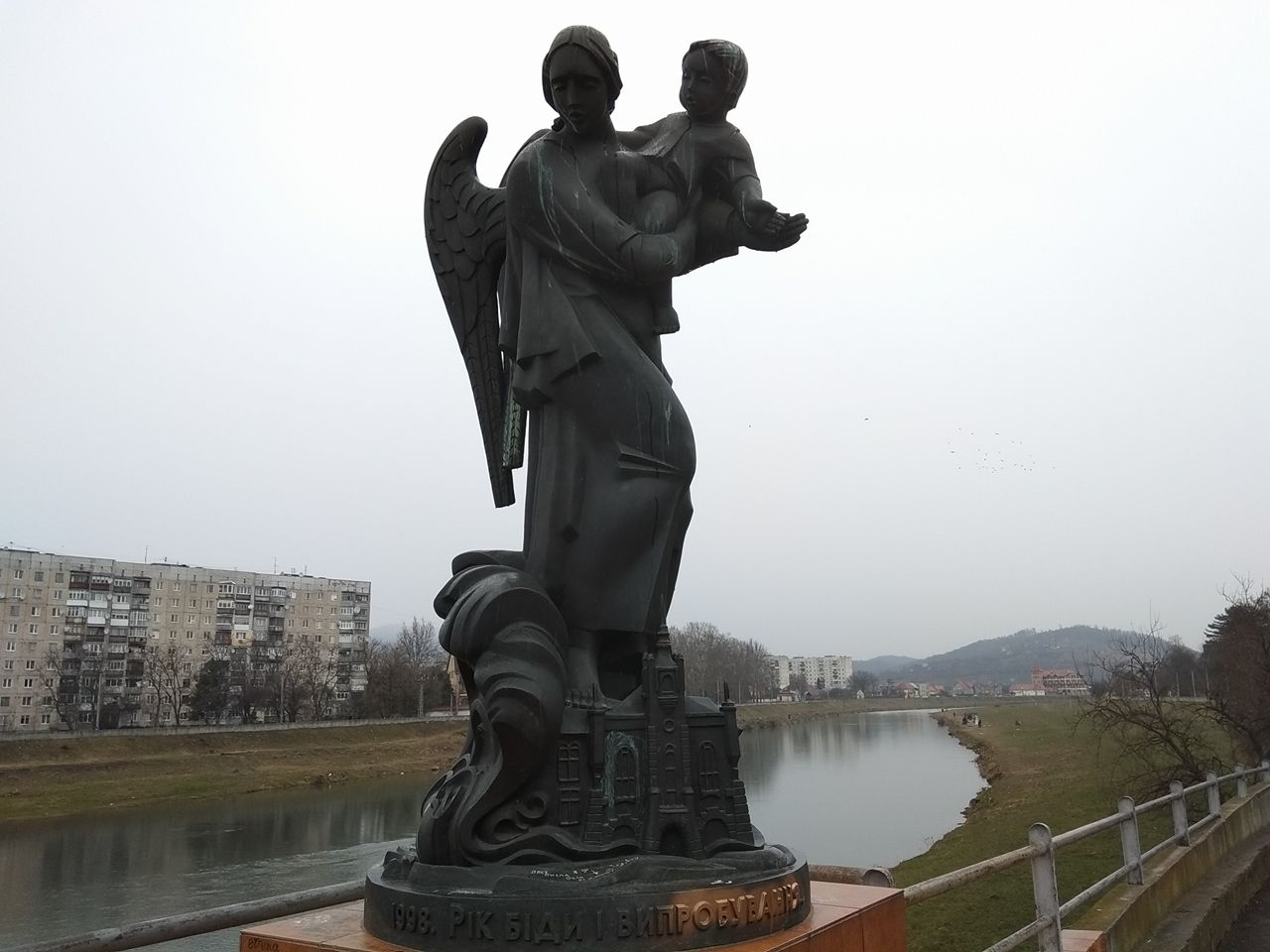 Пам'ятник жертвам руйнівної повені в Мукачеві потерпає від вандалізму