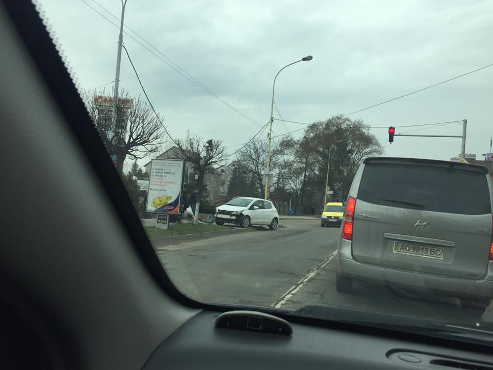 ДТП в Ужгороді: автомобіль вилетів на тротуар (фото)