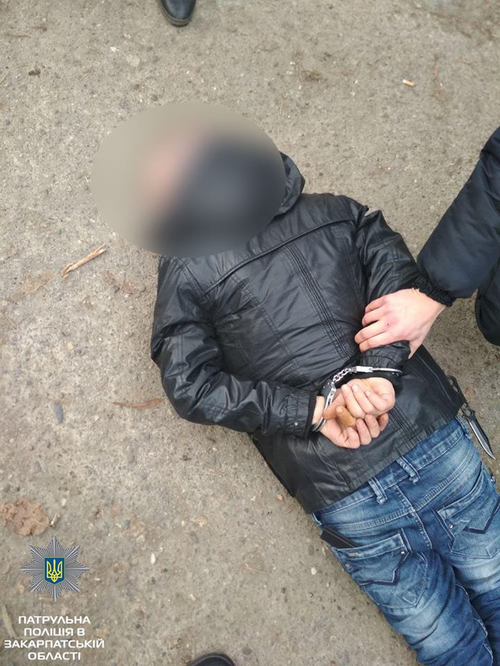 В Ужгороді за відмову придбати телефон, чоловіку погрожували розправою (ФОТО)
