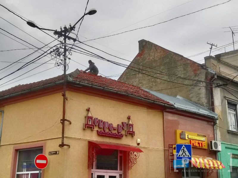 В Мукачеві чоловік виліз на дах і почав робити шось незрозуміле (ФОТО)