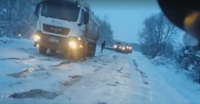 Асфальт на сніг. В мережі показали, як роблять дорогу Дрогобич-Самбір (відео)