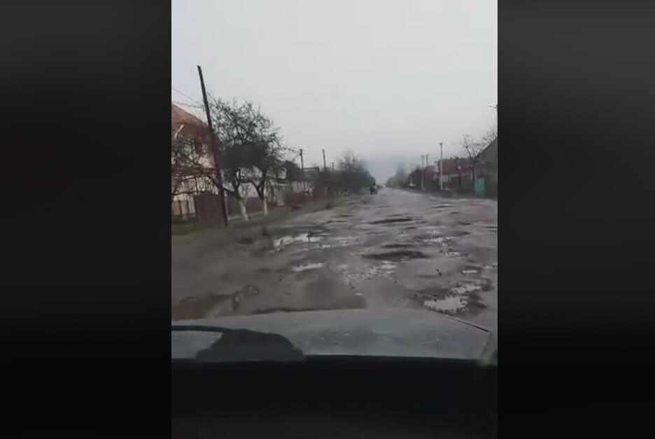На Мукачівщині водії обурені станом доріг у Чинадієві 18+ (ВІДЕО)