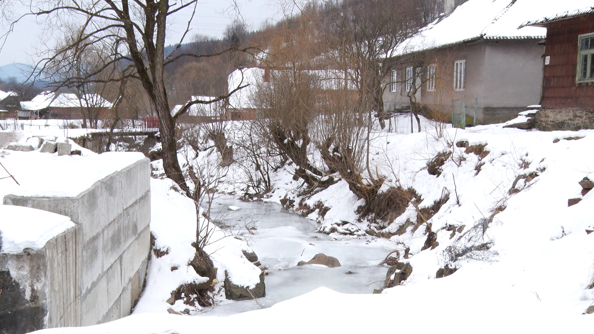 Село Буковець на Воловеччині відірване від цивілізації через аварійні мости (ВІДЕО)