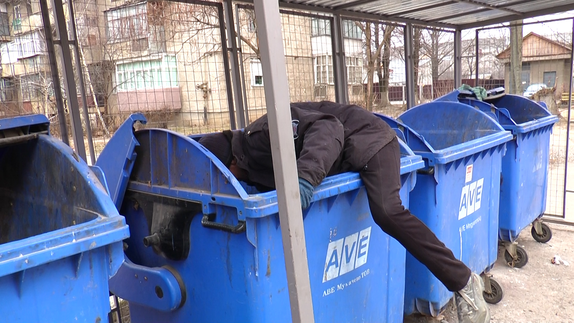 У Мукачеві деякі безхатченки зимують під балконом (ВІДЕО)