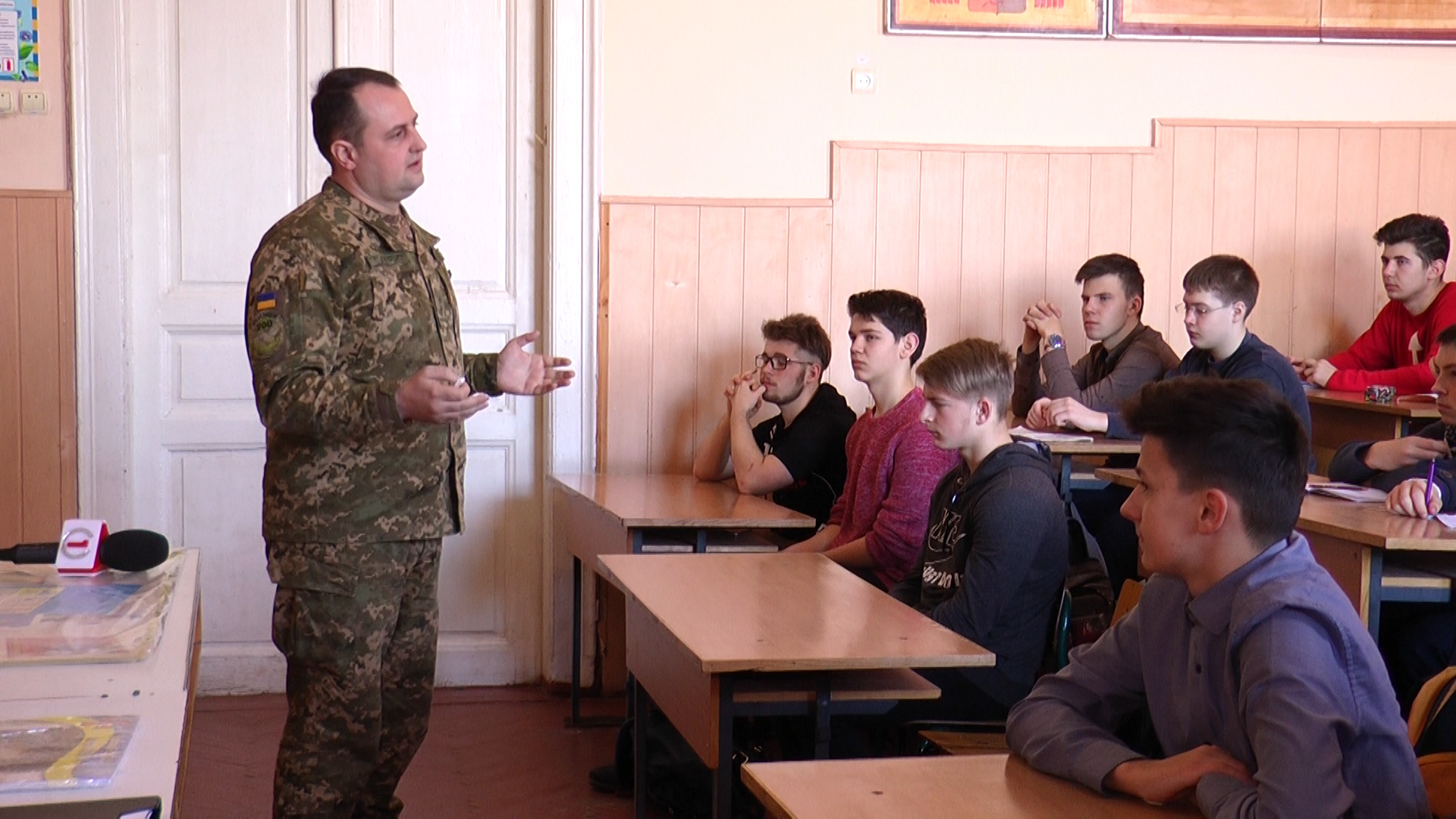 У Берегівських гімназії та першій школі пройшли уроки військово - патріотичного виховання (ВІДЕО)