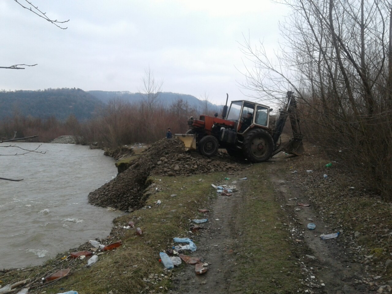 Тячівським МУВГ проводяться аварійно-відновлювальні роботи берегоукріплення дамби р.Тересва