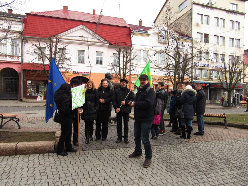 У Мукачеві відбувся флешмоб проти дискримінації жінок (ФОТО)