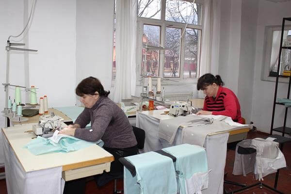 На Тячівщині шиють жіночі штани відомого європейського бренду