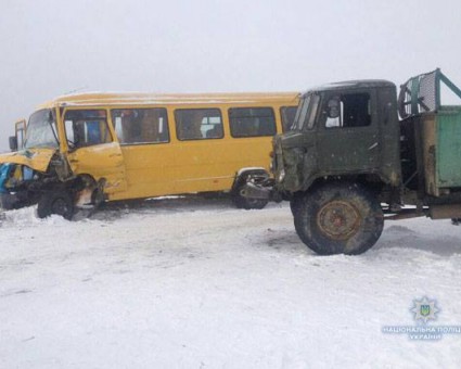 На автодорозі «Львів-Самбір- Ужгород» вантажівка врізалася в рейсовий автобус, є поранені (+ФОТО)