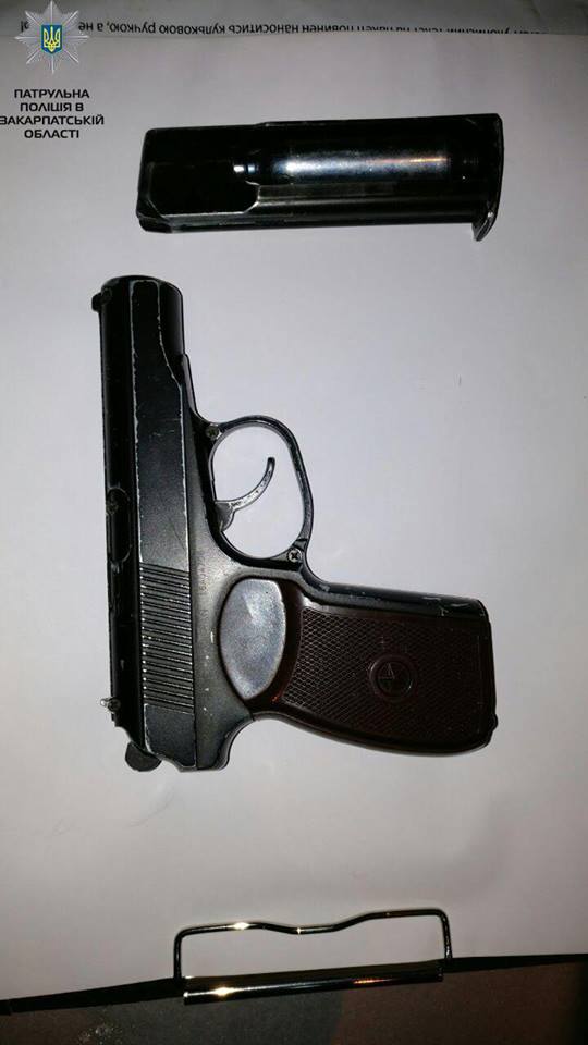 Ужгородські патрульні затримали чоловіка із предметом схожим на пістолет (ФОТО)