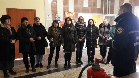 Ужгородські рятувальники навчили працівників соціального захисту користуванню вогнегасником