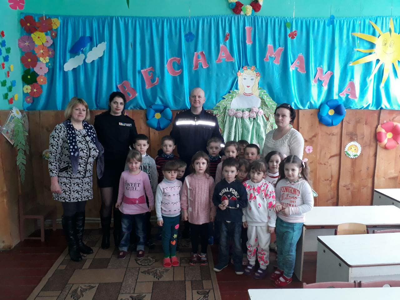 І дорослих і малих мешканців села Білин закарпатські рятувальники навчали правилам безпеки (фото)