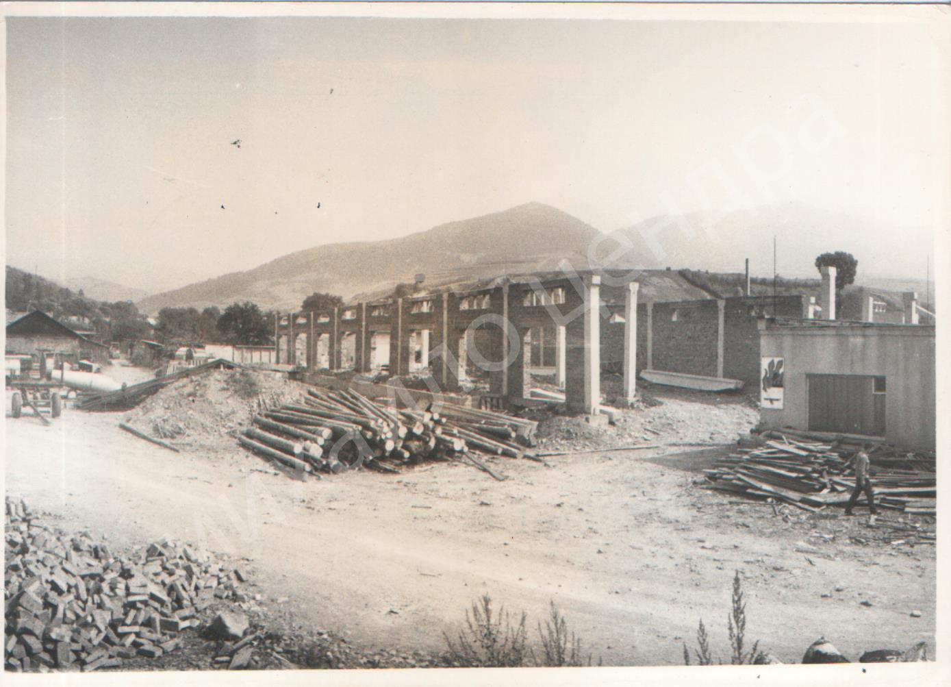 Фото з архіву: як на Міжгірщині відбувалося будiвництво цеха заводу «Селена»