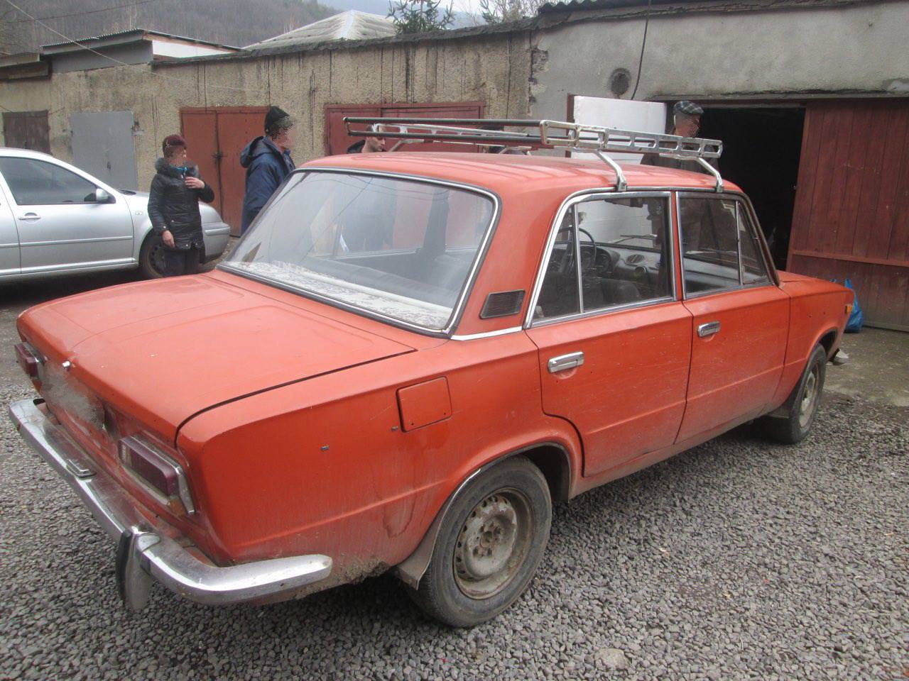 Поліцейські завадили мешканцю Мукачева викрасти автомобіль пенсіонера (фото)