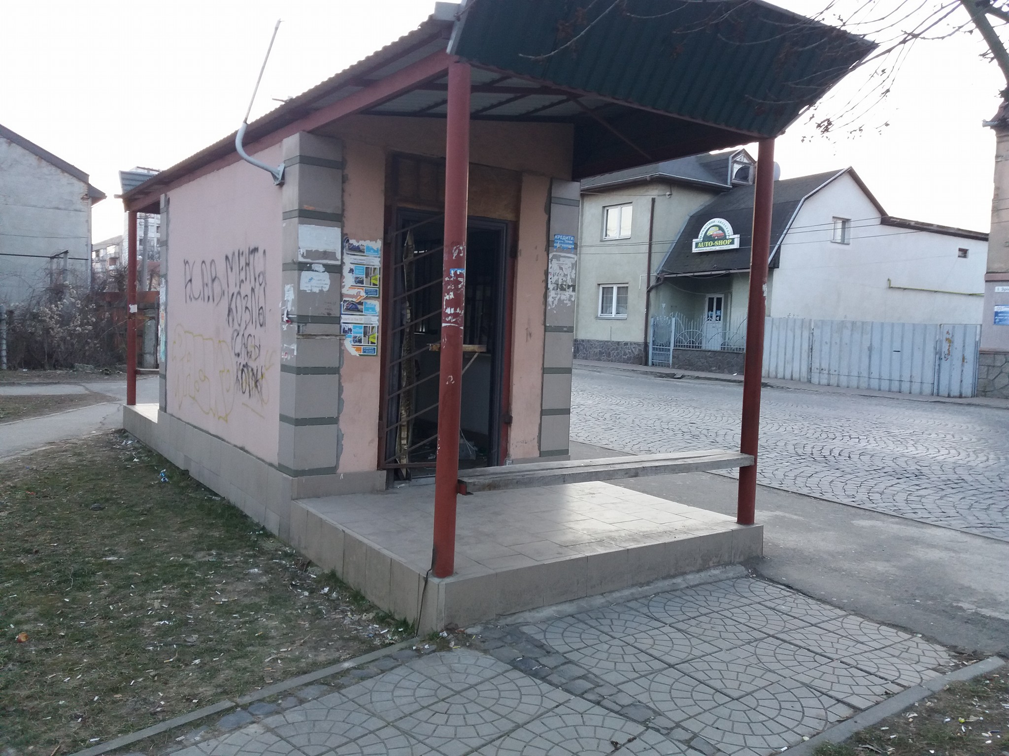 Зупинка сквер Драгоманова в Мукачеві перетворилась у притулок для бомжів (ВІДЕО)