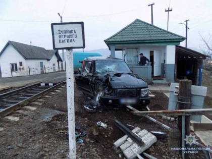 У селі Велика Копаня джип зіткнувся з потягом