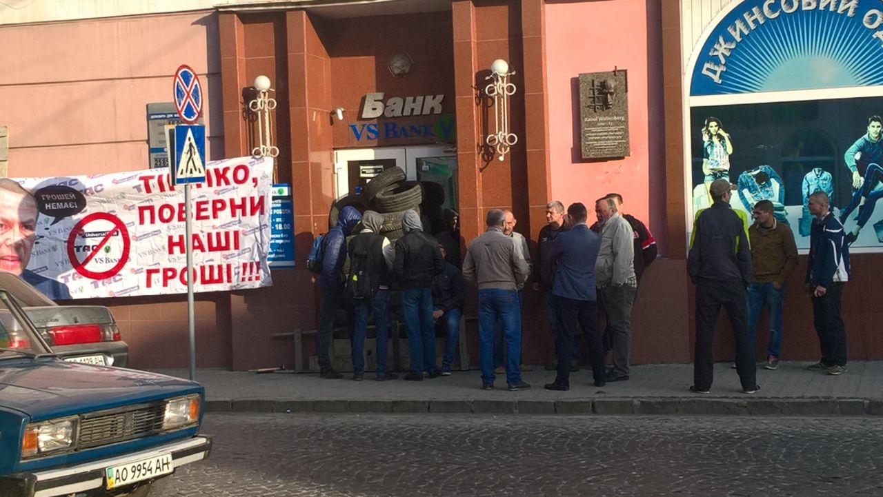 У Мукачеві зранку забарикадували шинами вхід до "VS bank" (фото)