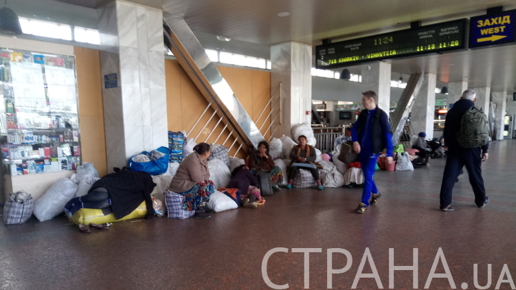 Роми Закарпаття влаштували бізнес на цвинтарах Києва