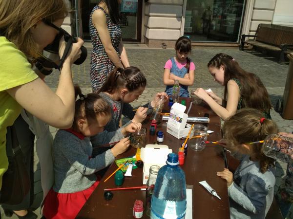 В Ужгороді діти показали, як дати друге життя використаним речам (Фото)