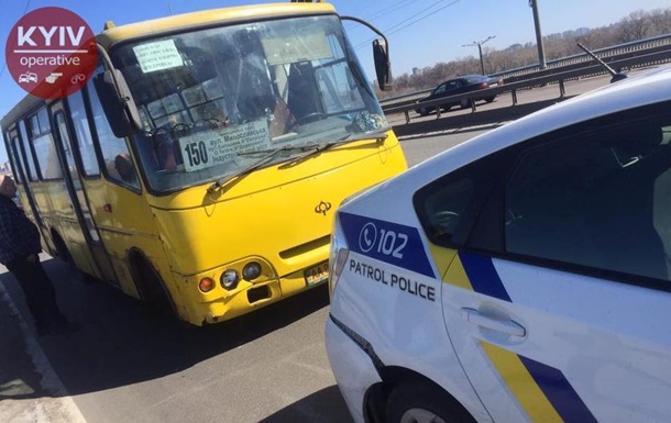У Києві маршрутка врізалася в авто поліції