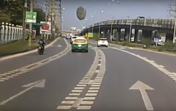 У Таїланді "НЛО" впало на трасу перед машиною (ВІДЕО)