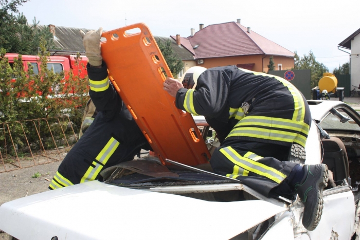 Закарпатські вогнеборці-добровольці провели масштабні тренування з колегами зі Швейцарії