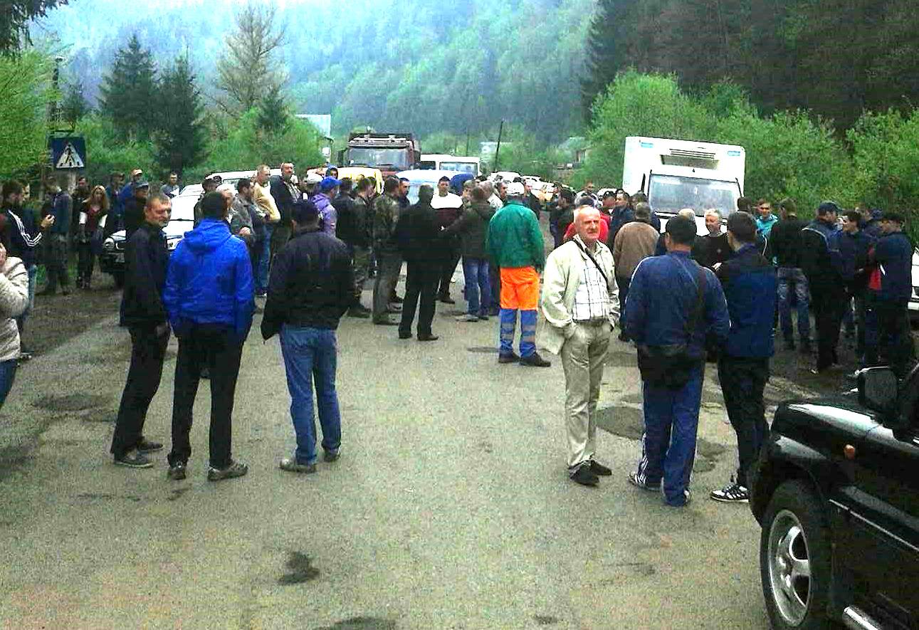 Пропускають лише швидкі і пасажирські автобуси на Львів - мітингувальники перекрили дорогу на Міжгірщині