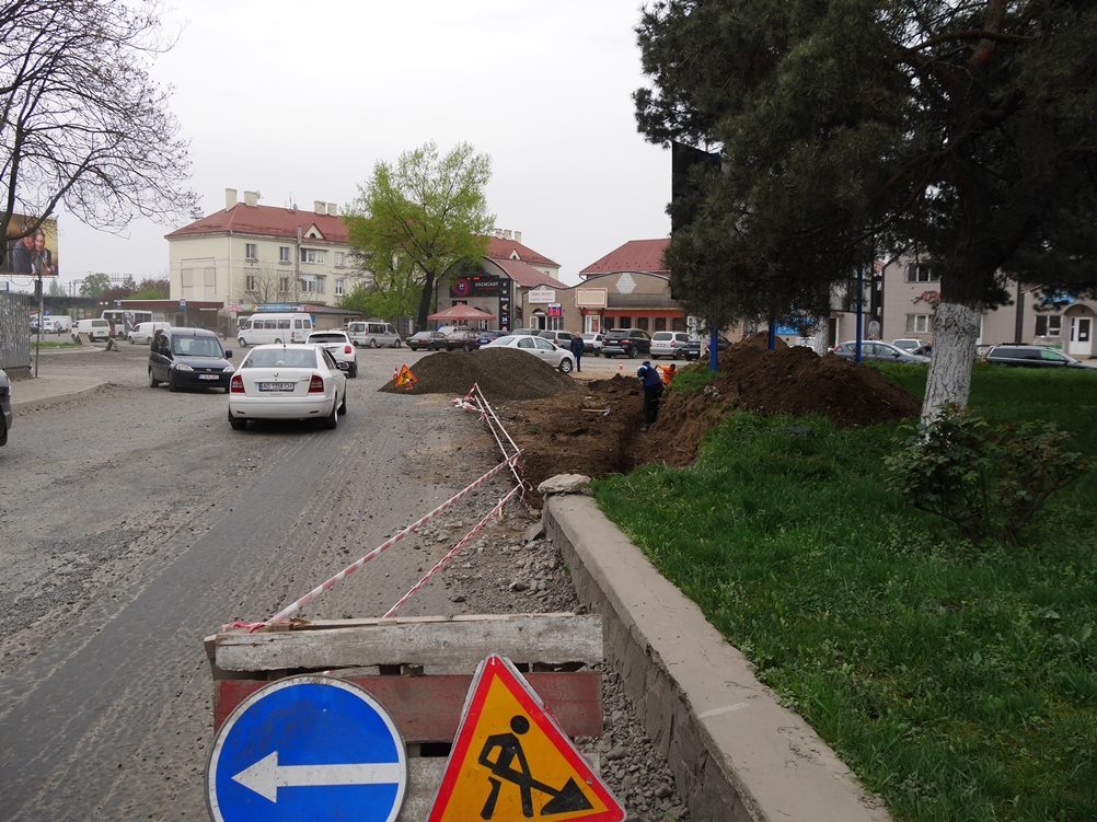 В Ужгороді продовжуються роботи з реконструкції площі Кірпи (фото)