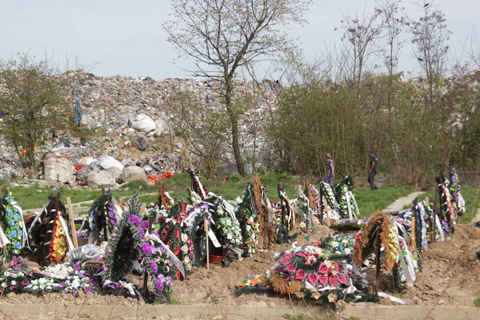 Цвинтар в Ужгороді під загрозою «злиття» зі сміттєзвалищем (ФОТО)