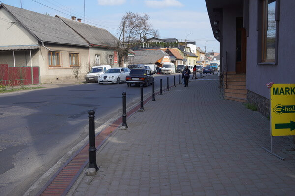У Тячеві по Армійській встановлюють обмежувачі паркування (ФОТО)