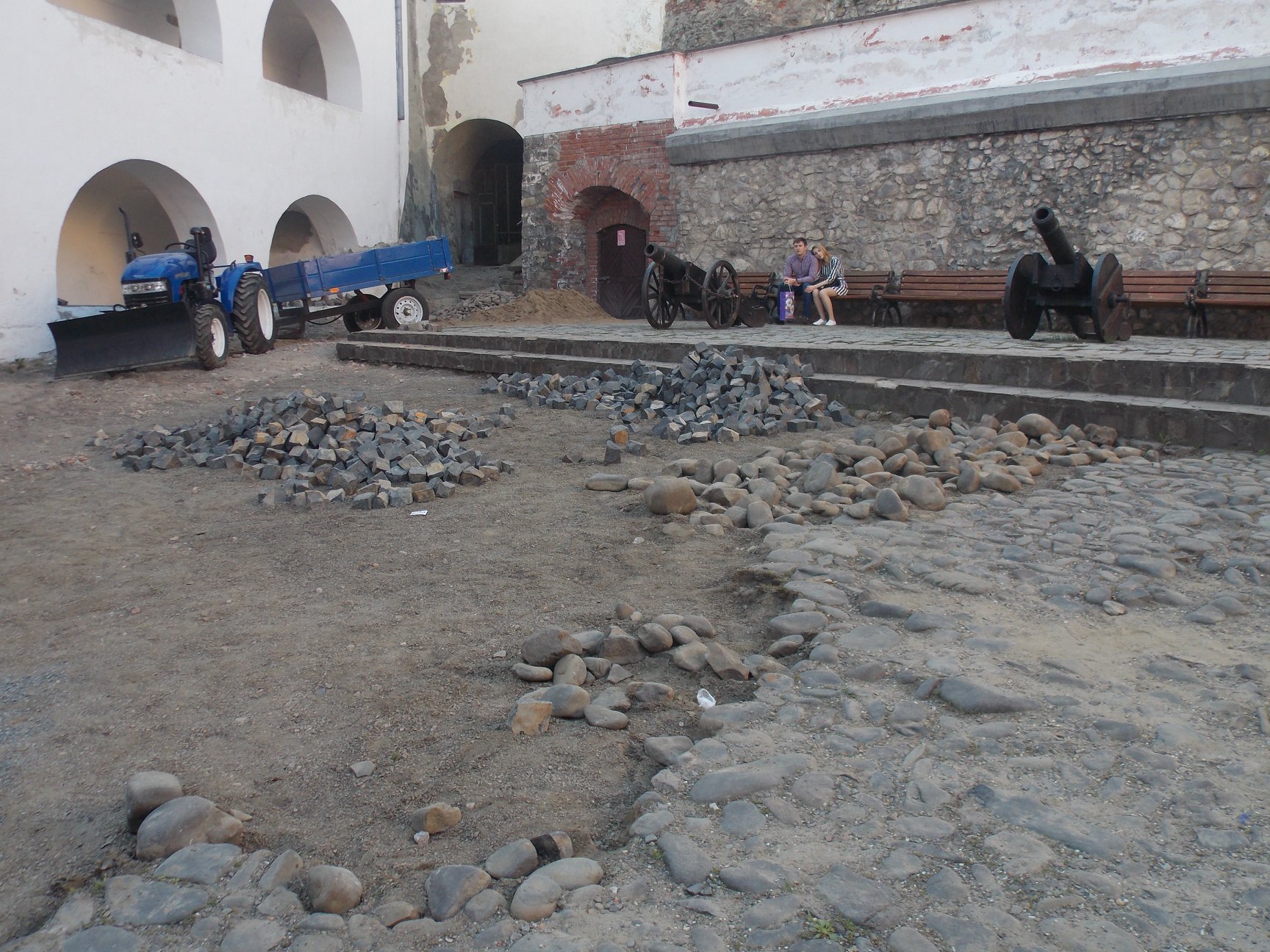 Мукачівці обурені: в замку Паланок знімають історичне кам’яне мощення