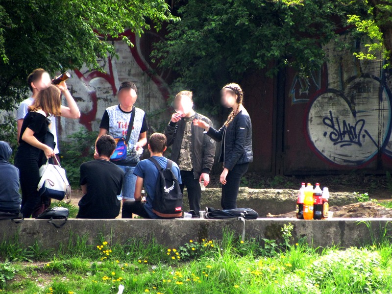 Горілка, коньяк, пиво – згубне дозвілля підлітків та молоді в центрі Мукачева (+ФОТО)